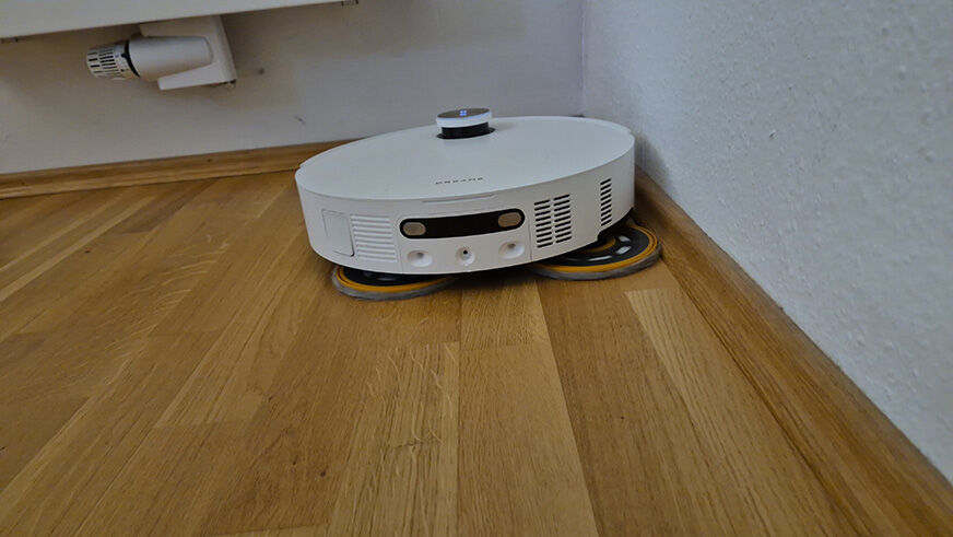 Der Dreame Matrix 10 wischt nahtlos entlang von Leisten.